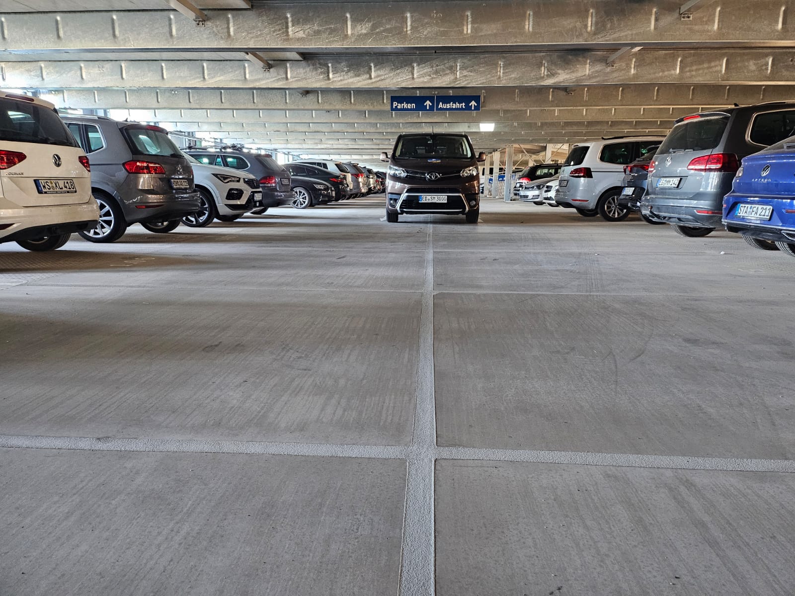 Transportbusse im Parkhaus